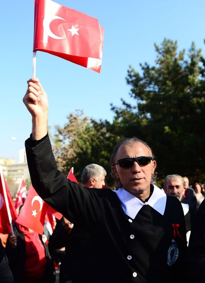 Siyah önlüklerle Atatürk'ü andılar