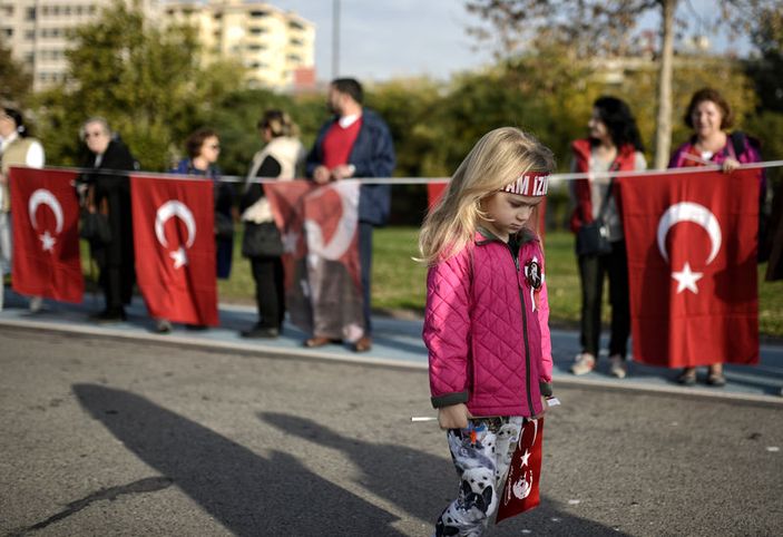 Kadıköy'de Atatürk için saygı zinciri rekor kırdı