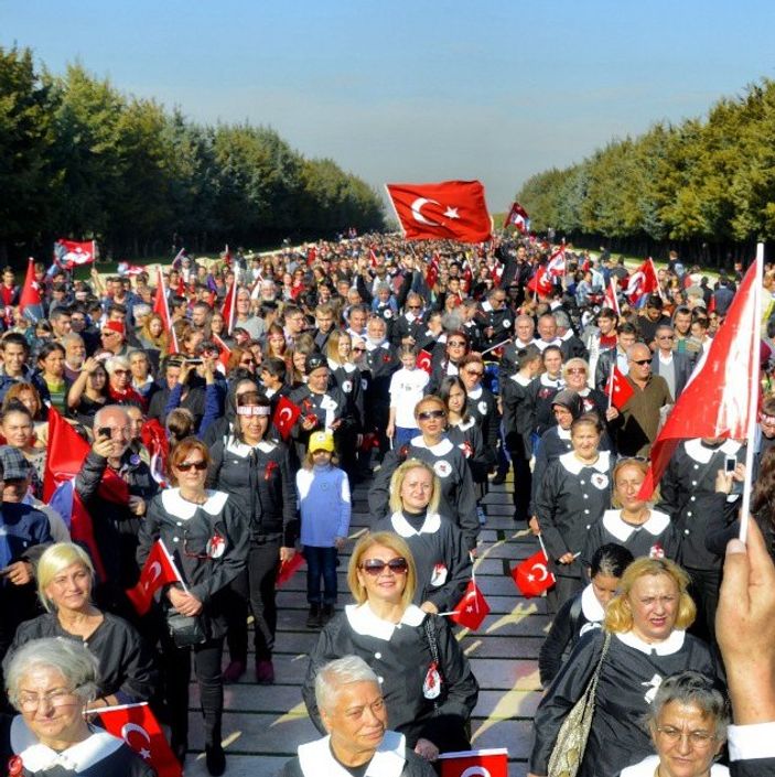 Siyah önlüklerle Atatürk'ü andılar