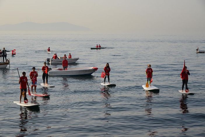 Kadıköy'de Ata'ya saygı zinciri