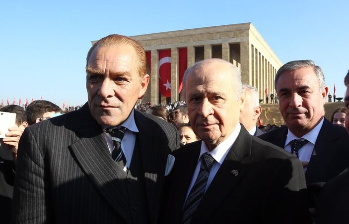 Bahçeli'den Atatürk'ün benzeriyle Selfie