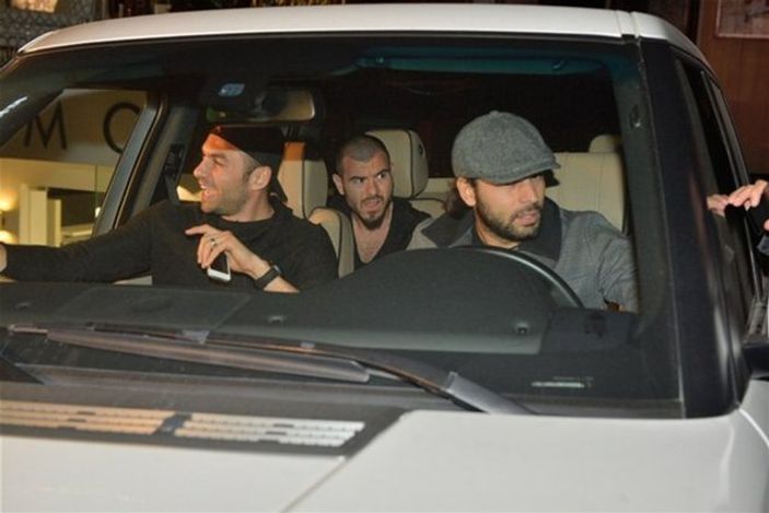 G.Saraylı futbolculara taraftardan tepki İZLE