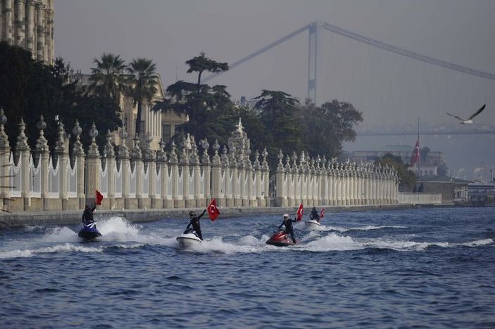 Kadıköy'de Ata'ya saygı zinciri