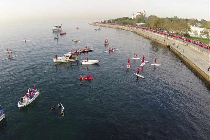 Kadıköy'de Ata'ya saygı zinciri