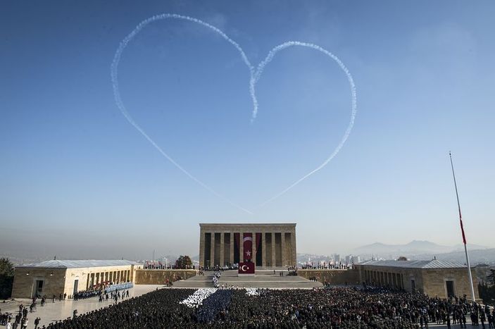Türk Yıldızları Anıtkabir üzerinde kalp çizdi İZLE
