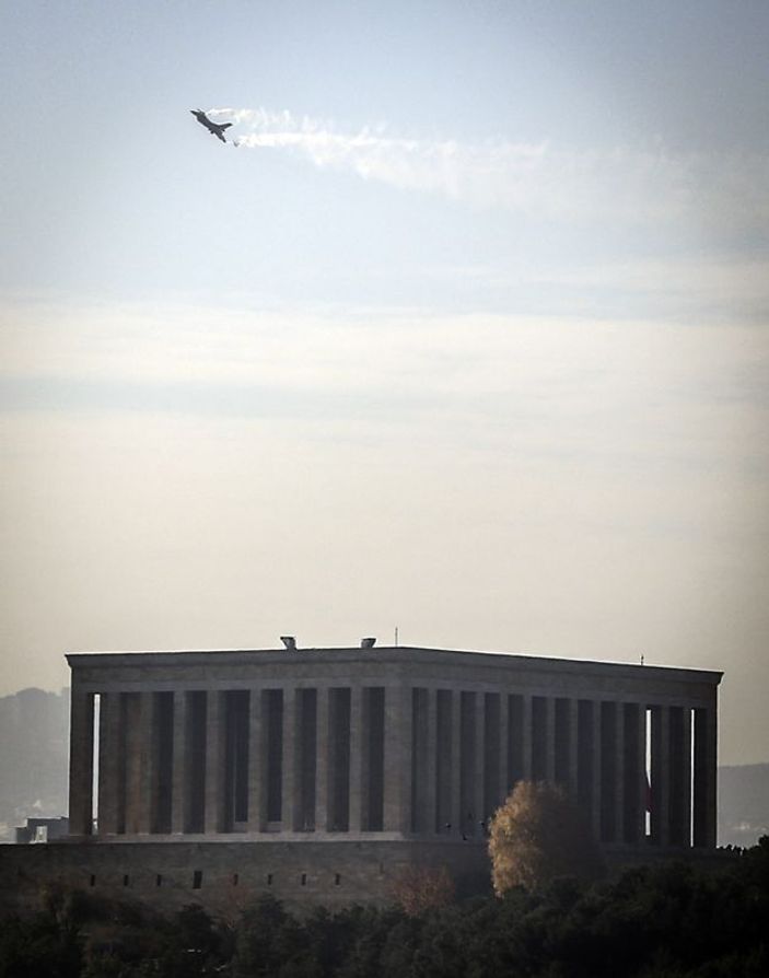 Türk Yıldızları Anıtkabir üzerinde kalp çizdi İZLE