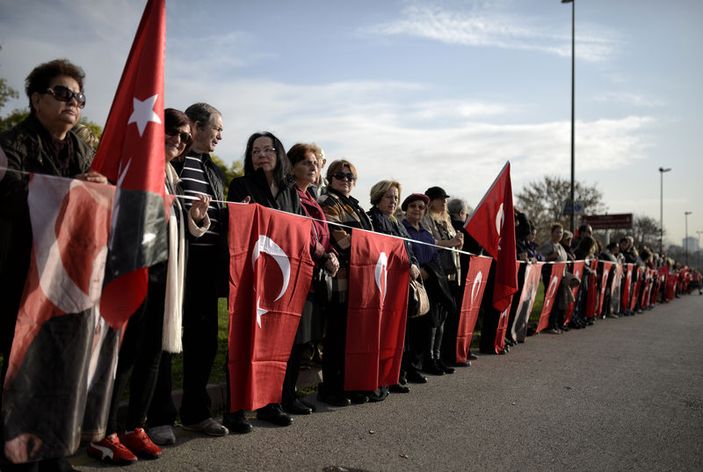 Kadıköy'de Ata'ya saygı zinciri
