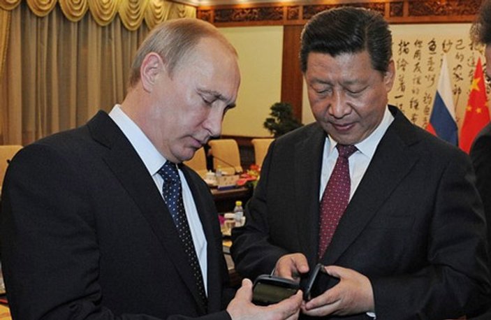 Putin'den Çin lideri Jinping'i mest eden hediye - İzle