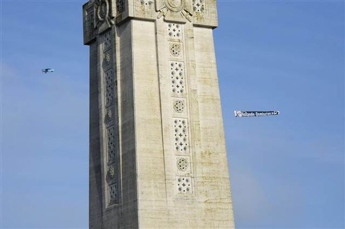 Hollande'a uçakla pankartlı istifa çağrısı