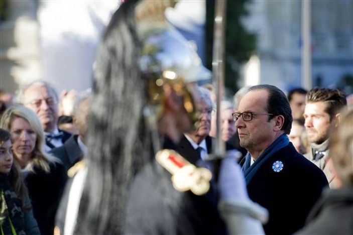 Hollande'a uçakla pankartlı istifa çağrısı
