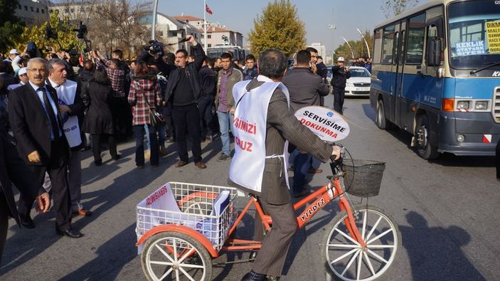 Ankara'da servislerin kaldırılması protesto edildi