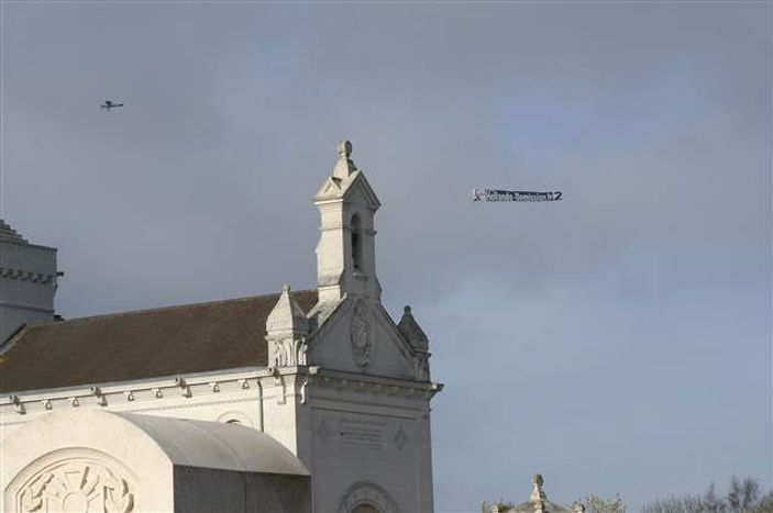 Hollande'a uçakla pankartlı istifa çağrısı