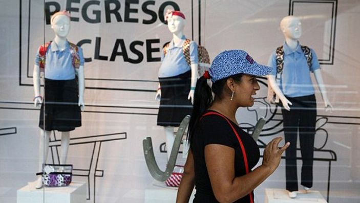 Venezuela'da bir vitrine hamile çocuk mankenleri koyuldu