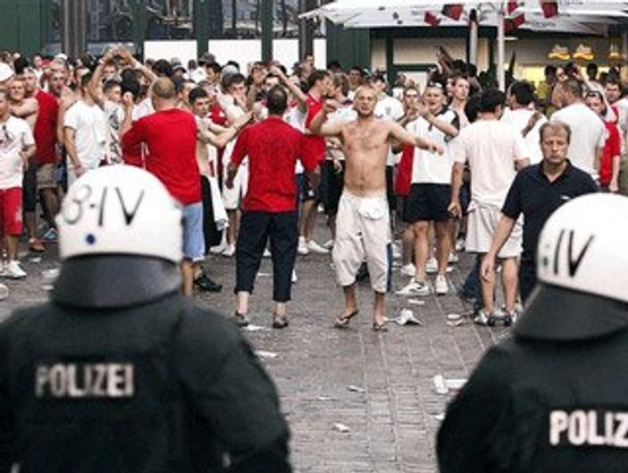Almanya’da holigan gösterisine izin çıktı