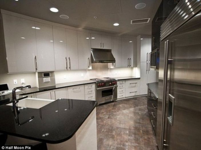 ABD'de yerin dibindeki daireler yok satıyor