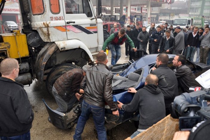 Bursa'da vinç otomobilin üstüne devrildi