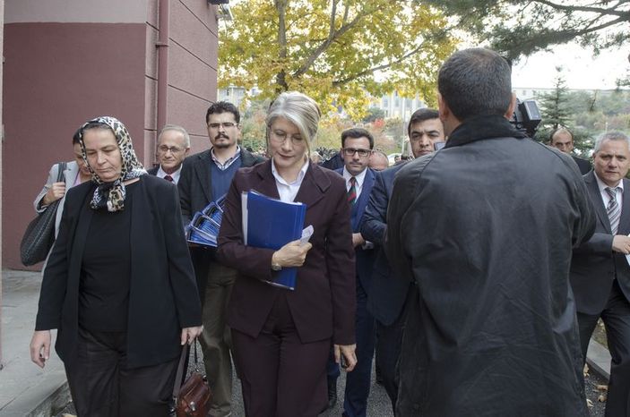 Emine Ülker'in heyetindeki tesettürlü teyze