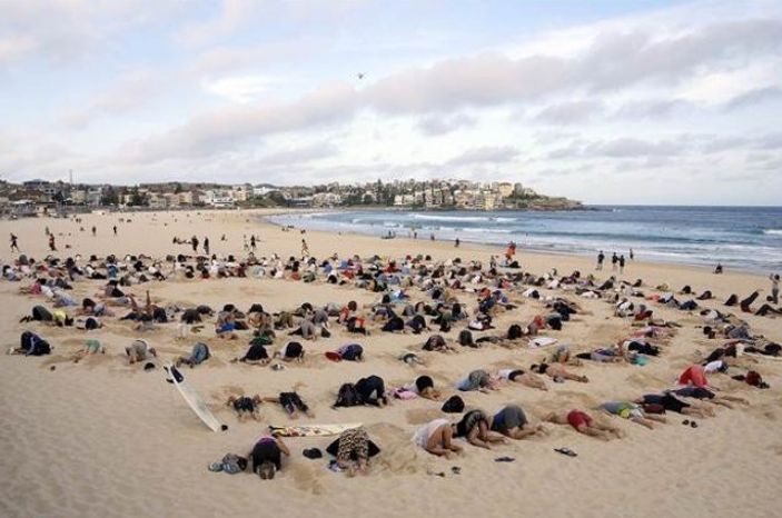 Kafasını kuma gömen gruptan dünya liderlerine mesaj