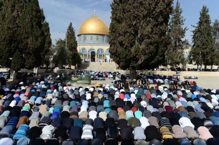 40 bin kişi Mescid-i Aksa'da namaz kıldı