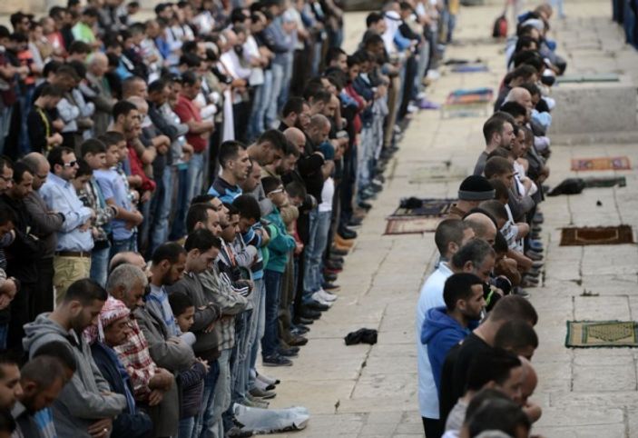 40 bin kişi Mescid-i Aksa'da namaz kıldı