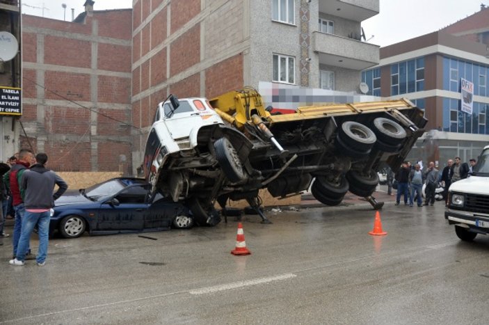 Bursa'da vinç otomobilin üstüne devrildi