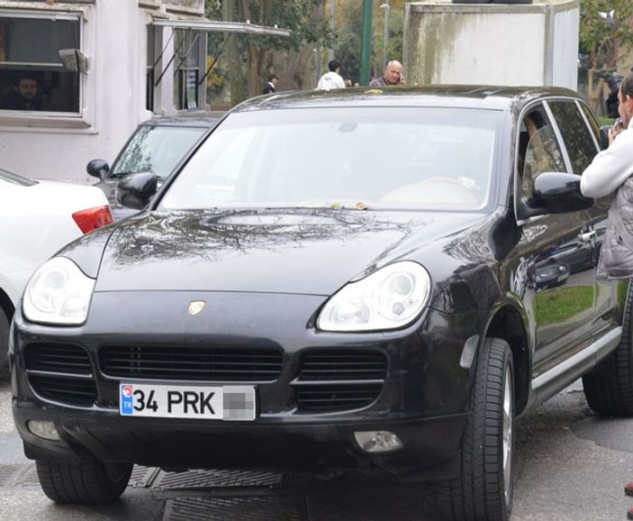 Eliz Sakuçoğlu Murat Boz'un cipini sattı