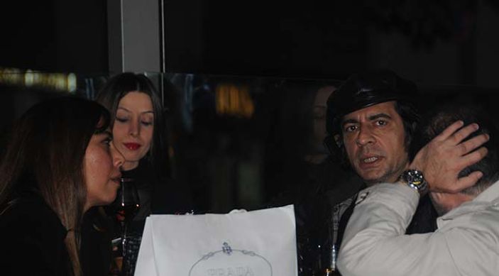 Okan Bayülgen sevgilisi için bıyıklarını kesti