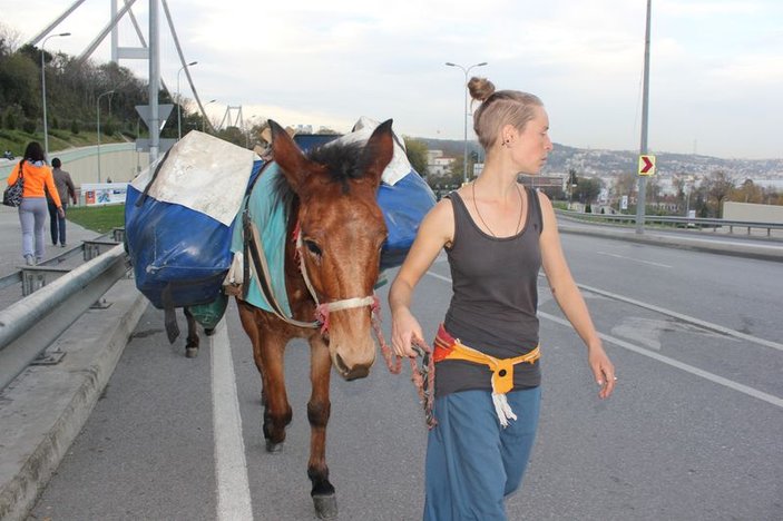 Eşekle dünyayı gezen Fransız çift köprüden geçemedi İZLE