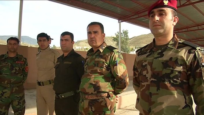 Davutoğlu Türk askerinin peşmergeyi eğittiği kampa gitti