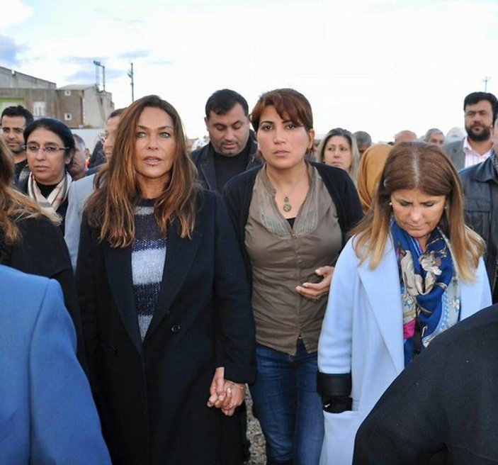 Hülya Avşar Suruç'taki Kobanililer'i ziyaret etti