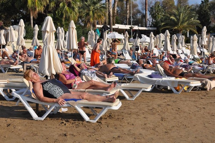 Antalya'da sahiller tatilcilerle doldu