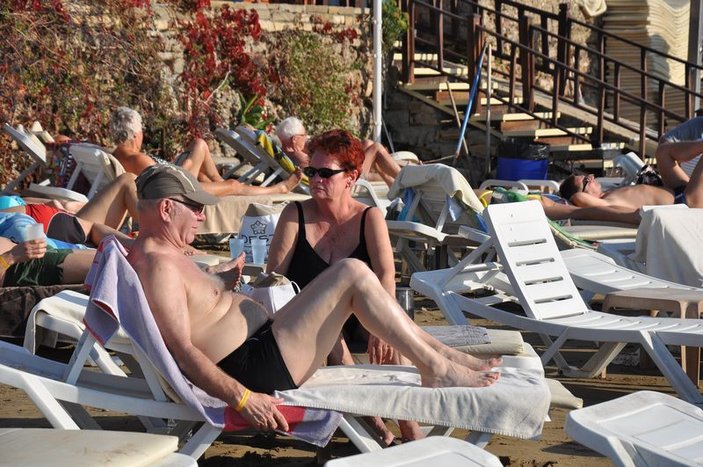 Antalya'da sahiller tatilcilerle doldu