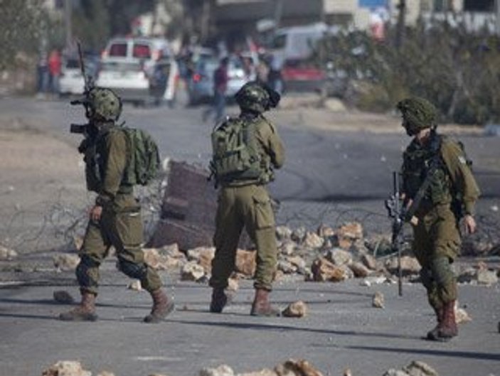 İsrailli asker Filistinli genci yaraladı