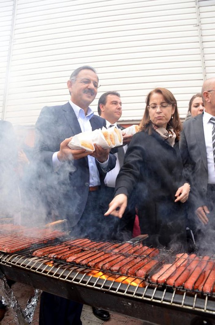 Mehmet Özhaseki tazminat parasıyla sucuk ekmek dağıttı