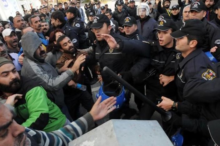 Davutoğlu'nu protesto eden göstericilere müdahale İZLE