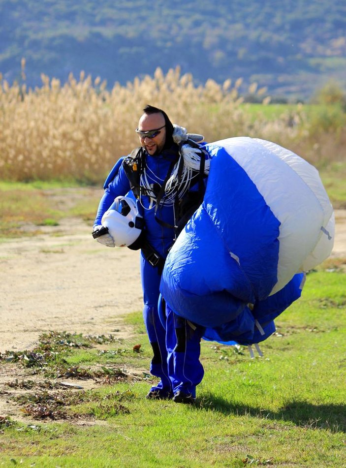 İzmir'de paraşütçülerden Türkiye rekoru