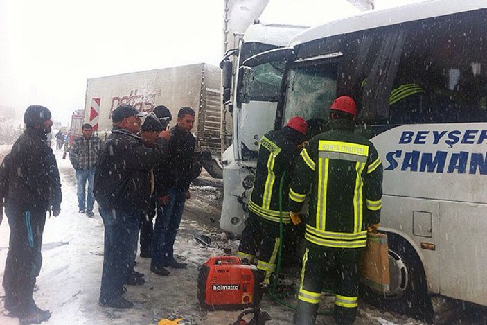 Konya'da midibüsle kamyon çarpıştı: 19 yaralı
