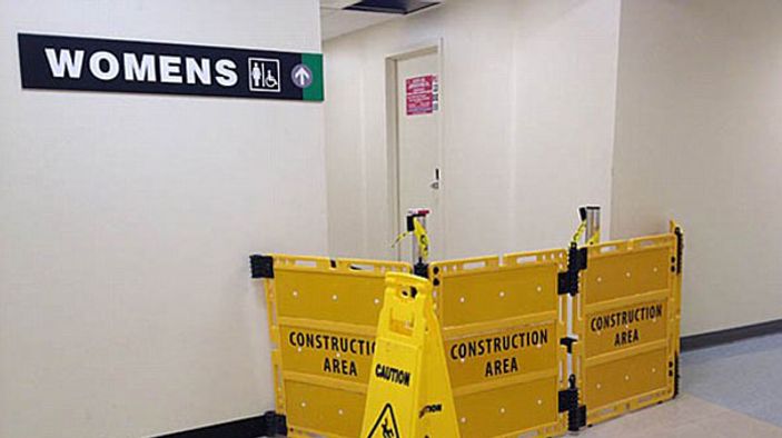 ABD'de kadınlar tuvaletine çatıdan çıplak erkek düştü