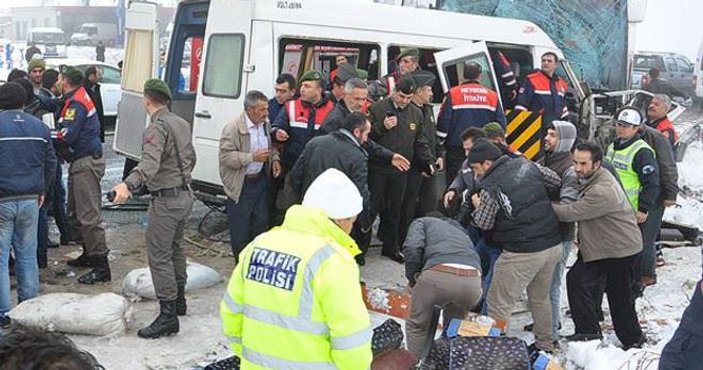 Adana'da yolcu otobüsü kaza yaptı: 2 ölü 12 yaralı İZLE
