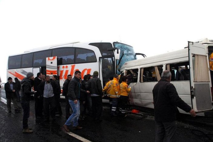 Nevşehir'de öğretmen servisi ile yolcu otobüsü çarpıştı