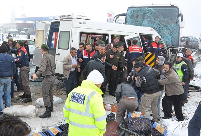 Nevşehir'de öğretmen servisi ile yolcu otobüsü çarpıştı