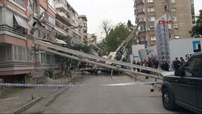 Kadıköy'de binanın üzerine vinç devrildi