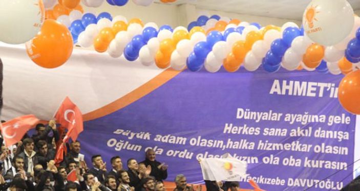 Başbakan Davutoğlu'na sürpriz afiş