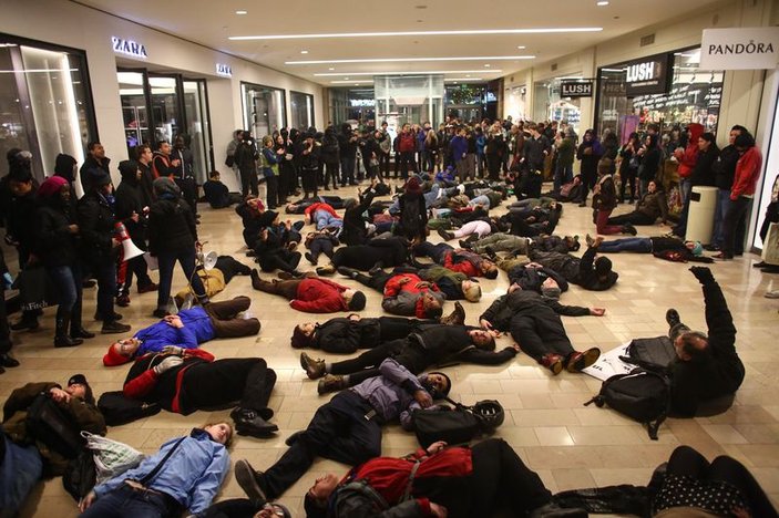 Ferguson protestoları Kara Cuma'ya yenik düştü