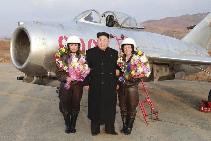 Kim Jong-un'dan kadın pilotlarla hatıra fotoğrafı