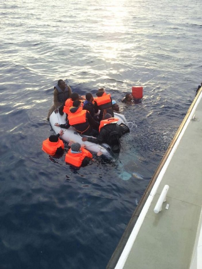 Ege Denizi'nde ölüme terk edilen 16 göçmen kurtarıldı