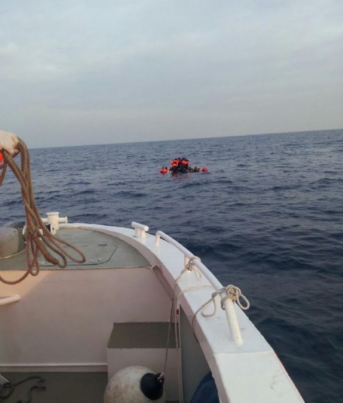 Ege Denizi'nde ölüme terk edilen 16 göçmen kurtarıldı