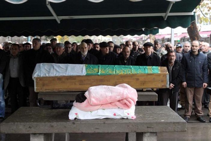 Kayserili babanın yüreği bebeğini kefenlemeye dayanamadı İZLE