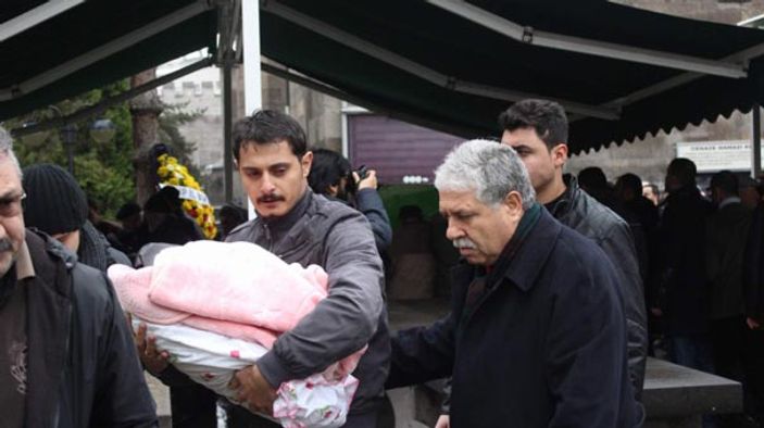 Kayserili babanın yüreği bebeğini kefenlemeye dayanamadı İZLE
