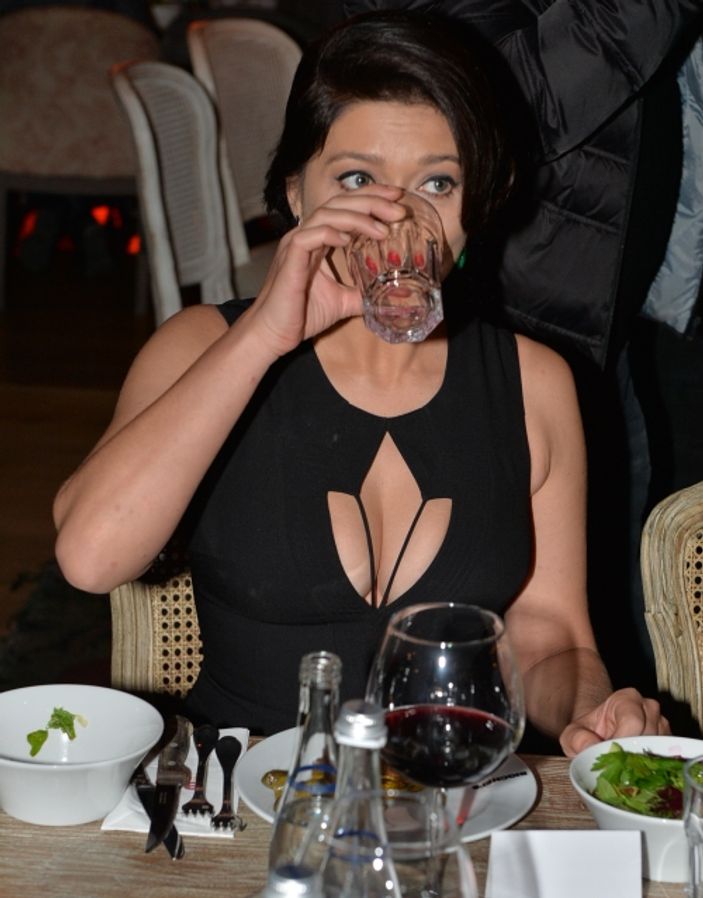 Nurgül Yeşilçay'ın derin dekoltesi